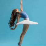 Dasha-7708 girl in a white tutu on pointe with a blue background